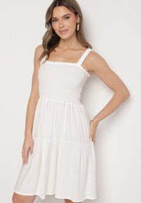 Born2be - Biała Rozkloszowana Sukienka na Ramiączkach z Wiskozy Miravelia. Okazja: na co dzień. Typ kołnierza: dekolt kwadratowy. Kolor: biały. Materiał: wiskoza. Długość rękawa: na ramiączkach. Typ sukienki: proste. Styl: casual #1