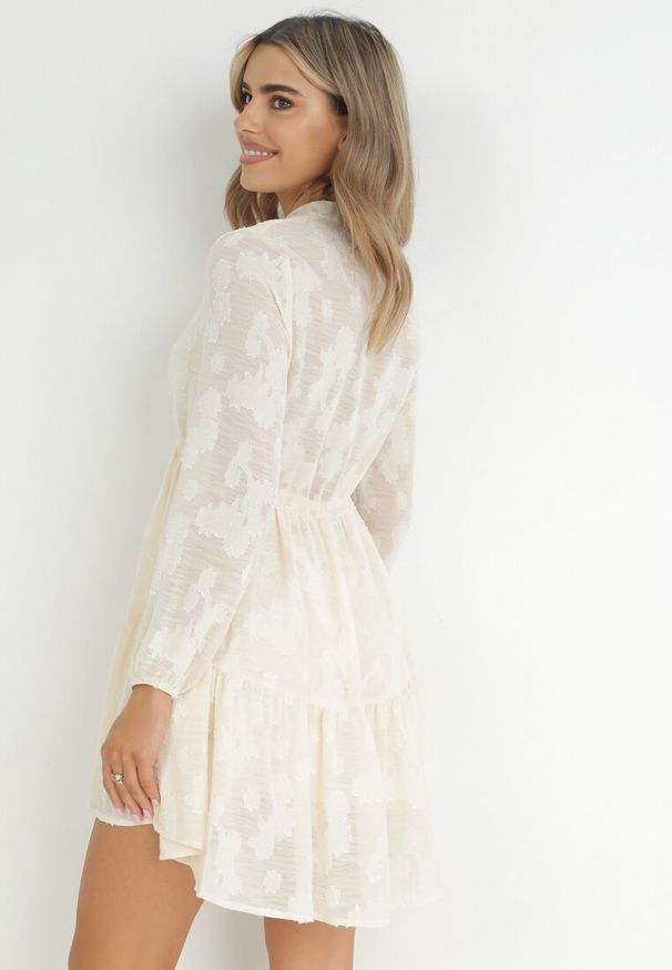 Born2be - Beżowa Rozkloszowana Sukienka ze Sznurkiem w Pasie Juna. Okazja: na co dzień. Typ kołnierza: dekolt w kształcie V. Kolor: beżowy. Długość rękawa: długi rękaw. Typ sukienki: proste. Styl: casual, elegancki