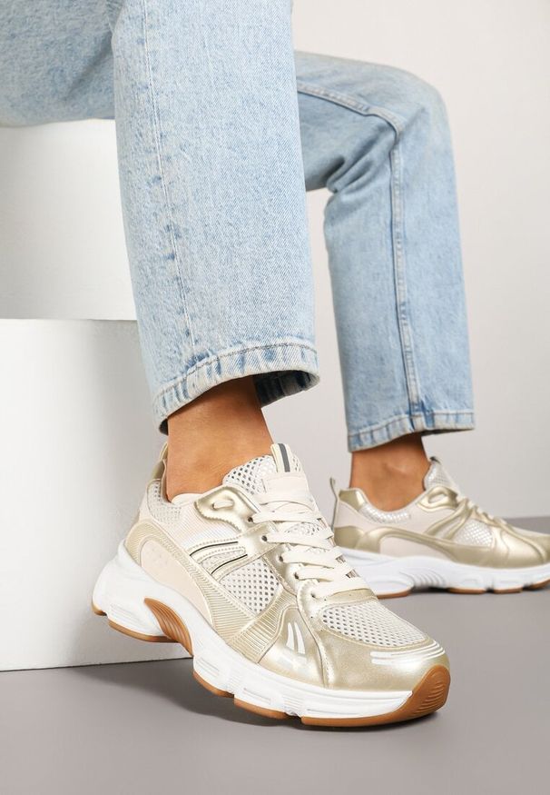 Renee - Beżowe Streetwearowe Sneakersy ze Wstawkami z Siateczki Deylisse. Okazja: na co dzień, na spacer. Kolor: beżowy. Materiał: jeans. Szerokość cholewki: normalna. Sport: turystyka piesza
