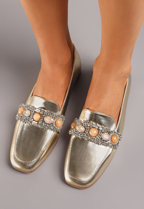 Renee - Złote Mokasyny z Cyrkoniami i Perełkami na Klamerce Sybilla. Kolor: złoty. Wzór: aplikacja