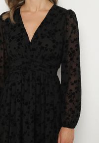 Born2be - Czarna Sukienka Rozkloszowana z Prześwitującymi Wstawkami Ozdobiona Kwiatami Kalabia. Okazja: na co dzień, na imprezę. Kolor: czarny. Materiał: jeans, materiał. Długość rękawa: długi rękaw. Wzór: aplikacja, kwiaty. Styl: casual, elegancki #6
