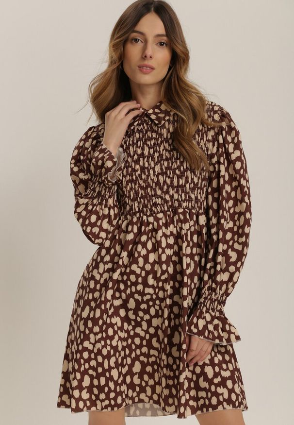 Renee - Brązowa Sukienka Isonoe. Kolor: brązowy. Wzór: nadruk. Długość: mini