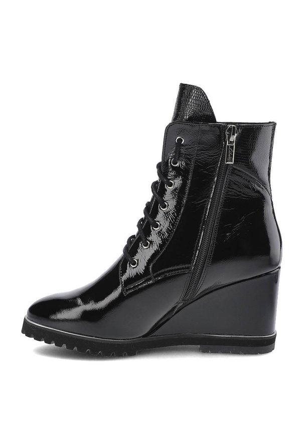 Czarne Botki Libero Damskie Modne Buty Na Koturnie. Okazja: na co dzień. Kolor: czarny. Materiał: skóra, lakier. Szerokość cholewki: normalna. Obcas: na koturnie. Wysokość obcasa: średni