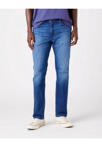 Wrangler - WRANGLER GREENSBORO MĘSKIE SPODNIE JEANSOWE JEANS DŻINSY HEARTBREAKER W15QYI23A 112320205. Okazja: na co dzień. Stan: obniżony. Styl: klasyczny, casual #1