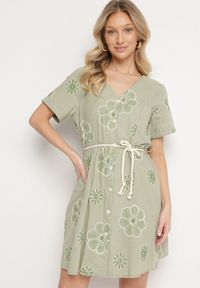 Born2be - Jasnozielona Sukienka w Stylu Boho w Haftowane Kwiaty ze Sznurkiem Evionis. Okazja: na co dzień. Typ kołnierza: dekolt w serek. Kolor: zielony. Wzór: haft, kwiaty. Styl: boho #1