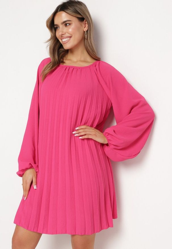 Born2be - Fuksjowa Plisowana Sukienka z Bufiastymi Rękawami Perlase. Okazja: na co dzień. Kolor: różowy. Styl: klasyczny, casual, elegancki
