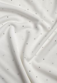 Renee - Biała Bluzka z Dekoltem Typu Łódka Ozdobiona Cyrkoniami Neaninna. Okazja: na co dzień. Kolor: biały. Materiał: poliester, jeans. Wzór: aplikacja. Styl: casual, elegancki #4