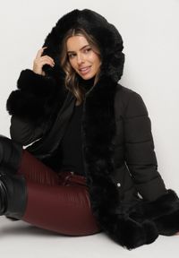 Born2be - Czarna Taliowana Kurtka z Paskiem Kapturem i Ozdobnym Futrem Rainaria. Okazja: na co dzień, do pracy, na spotkanie biznesowe. Kolor: czarny. Materiał: futro. Styl: biznesowy, casual, retro, elegancki #4