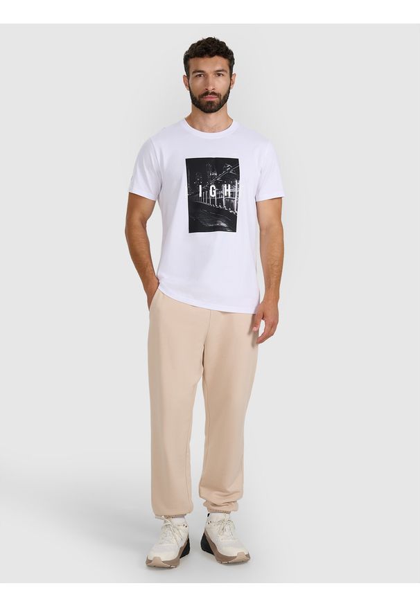 4f - 4F Spodnie dresowe joggery męskie - beżowe 3XL. Kolor: beżowy. Materiał: dresówka. Wzór: gładki, ze splotem