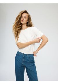 Reserved - Sweter z aplikacjami - kremowy. Kolor: kremowy. Materiał: dzianina, wiskoza. Wzór: aplikacja