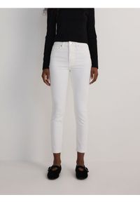 Reserved - Jeansy slim fit mid rise - biały. Kolor: biały #1
