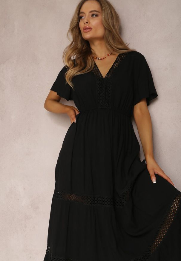 Renee - Czarna Sukienka Ilythyrra. Kolor: czarny. Materiał: koronka, tkanina. Długość rękawa: krótki rękaw. Wzór: koronka, aplikacja. Typ sukienki: proste. Styl: boho. Długość: midi