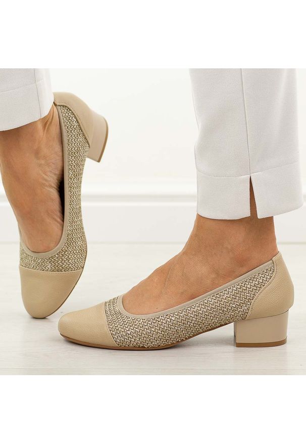 Czółenka gl damskie na obcasie M.Daszyński Sa200-16. Okazja: na co dzień, na spotkanie biznesowe. Kolor: beżowy. Materiał: skóra. Szerokość cholewki: normalna. Sezon: wiosna, jesień, lato. Obcas: na obcasie. Styl: biznesowy, elegancki, casual, klasyczny, wizytowy. Wysokość obcasa: niski