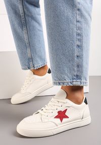 Renee - Beżowe Sneakersy z Perforacją na Nosku Ozdobione Gwiazdką Hipatia. Nosek buta: okrągły. Kolor: beżowy. Materiał: jeans. Wzór: aplikacja #4