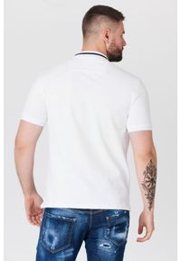 Guess - GUESS Biała koszulka polo z paskiem na kołnierzyku. Typ kołnierza: polo. Kolor: biały. Materiał: prążkowany. Długość rękawa: krótki rękaw. Wzór: aplikacja