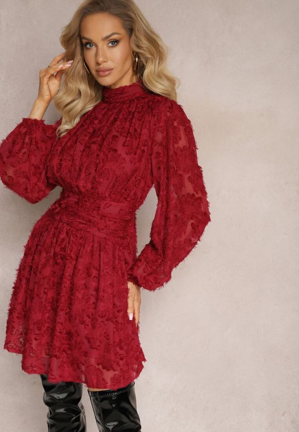 Renee - Bordowa Koronkowa Sukienka Mini z Gumką w Pasie Netta. Kolor: czerwony. Materiał: koronka. Typ sukienki: rozkloszowane. Długość: mini