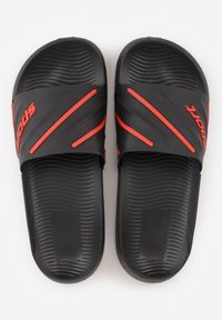 Born2be - Czarne Klapki Basenowe na Grubej Podeszwie z Tłoczonymi Paskami i Napisem Menimisia. Okazja: na co dzień. Kolor: czarny. Wzór: napisy. Sezon: lato. Styl: wakacyjny, casual, klasyczny, sportowy #4