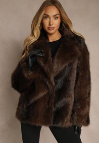 Renee - Brązowa Jednorzędowa Kurtka Futerko z Szerokim Kołnierzem Tesandra. Okazja: na co dzień. Kolor: brązowy. Materiał: futro. Styl: casual, klasyczny, retro