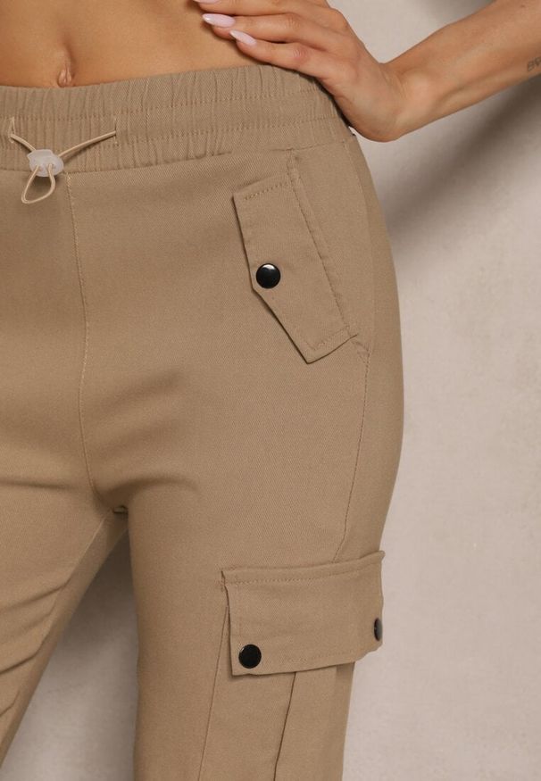 Renee - Ciemnobeżowe Spodnie Cargo z Bawełną High Waist Evianirae. Okazja: na co dzień. Stan: podwyższony. Kolor: beżowy. Materiał: bawełna. Styl: casual