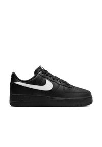 Buty do chodzenia męskie Nike Air Force 1 07. Zapięcie: sznurówki. Kolor: czarny. Materiał: skóra. Szerokość cholewki: normalna. Model: Nike Air Force. Sport: turystyka piesza