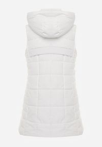 Renee - Biała Kamizelka Ozdobiona Pikowaniem i Odpinanym Kapturem Atoria. Okazja: na spacer, na co dzień. Kolor: biały. Materiał: jeans. Wzór: aplikacja. Styl: casual #5