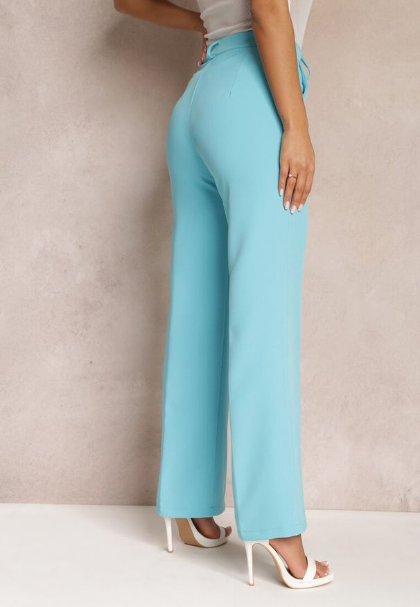 Renee - Niebieskie Spodnie w Kant w Garniturowym Stylu High Waist Jaessa. Stan: podwyższony. Kolor: niebieski. Styl: elegancki