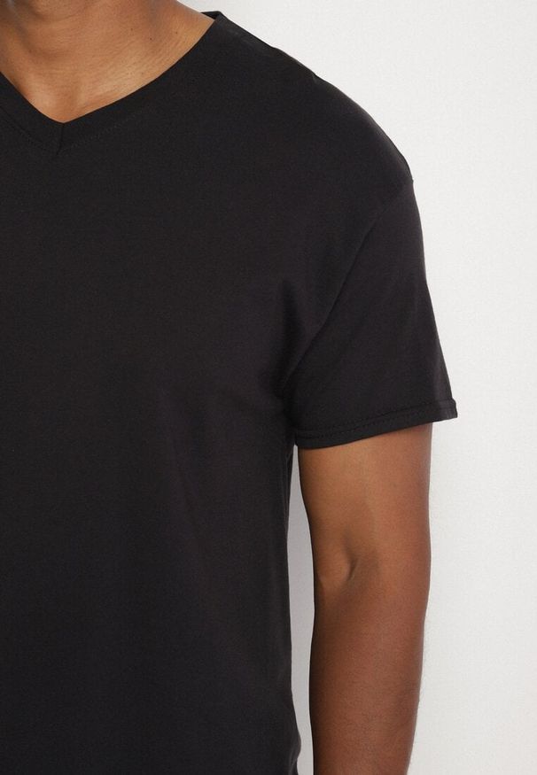 Born2be - Czarna Bawełniana Koszulka T-shirt Basic z Dekoltem w Serek Malvinea. Okazja: do pracy, na co dzień, na spotkanie biznesowe. Typ kołnierza: dekolt w serek. Kolor: czarny. Materiał: bawełna. Styl: casual, elegancki, biznesowy