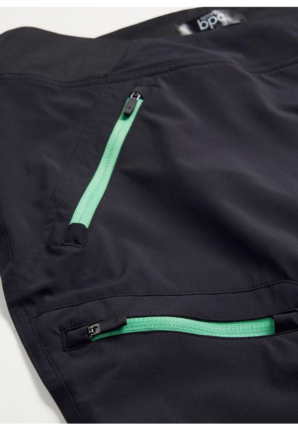 bonprix - Spodnie funkcjonalne z wygodnym paskiem, odpychające wodę. Kolor: czarny. Materiał: materiał
