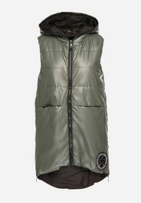 Born2be - Zielona Kamizelka Długa z Kapturem Ozdobiona Naszywką Zapinana na Napy Nevettea. Okazja: na co dzień. Typ kołnierza: kaptur. Kolor: zielony. Długość: długie. Wzór: aplikacja. Styl: casual, elegancki #5