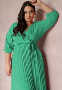 Renee - Zielona Kopertowa Sukienka z Gumką i Paskiem w Talii Zdobiona Plisowaniem Kaylina. Kolekcja: plus size. Kolor: zielony. Wzór: aplikacja. Typ sukienki: kopertowe #3