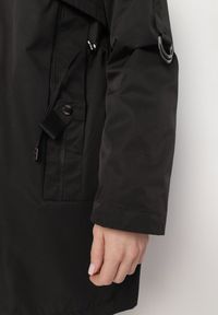 Born2be - Czarna Kurtka Parka z Podpinanymi Rękawami i Kapturem ze Wstawkami w Kratę Kaithna. Kolor: czarny. Materiał: jeans. Wzór: kratka. Styl: klasyczny, elegancki #3