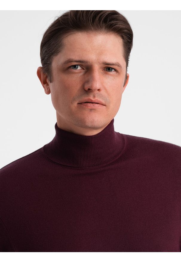 Ombre Clothing - Męski jednokolorowy dzianinowy golf z wiskozą – bordowy V4. Okazja: na co dzień. Typ kołnierza: golf. Kolor: czerwony. Materiał: wiskoza, dzianina. Wzór: gładki, aplikacja, jednolity. Styl: klasyczny, casual