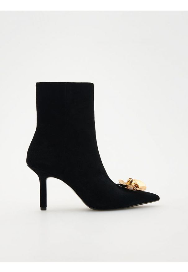 Reserved - Skórzane botki ze złotym detalem - czarny. Kolor: czarny. Materiał: skóra