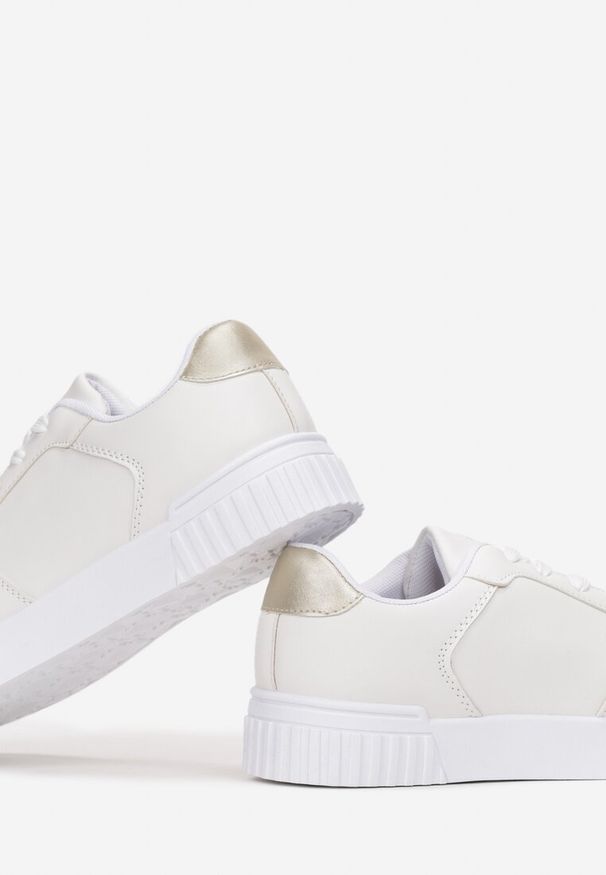 Renee - Biało-Złote Sneakersy Amathanassa. Wysokość cholewki: przed kostkę. Kolor: biały. Szerokość cholewki: normalna. Wzór: aplikacja, gładki. Obcas: na płaskiej podeszwie