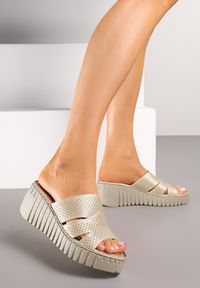 Born2be - Złote Klapki Vices na Koturnie z Perforacją Sarvelina. Okazja: na co dzień. Kolor: złoty. Materiał: materiał. Obcas: na koturnie. Styl: elegancki, casual #3