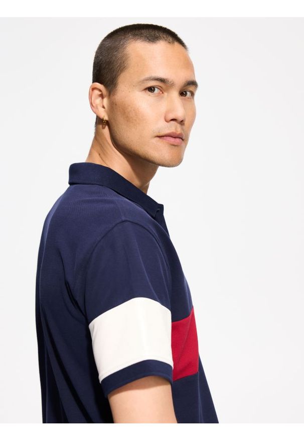Reserved - Koszulka polo comfort fit - granatowy. Typ kołnierza: polo. Kolor: niebieski. Materiał: bawełna, dzianina