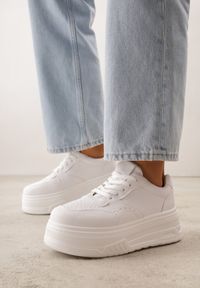 Born2be - Białe Sneakersy VICES na Platformie z Ozdobną Perforacją na Nosku Riovera. Okazja: na co dzień. Kolor: biały. Materiał: jeans, dresówka. Obcas: na platformie #1