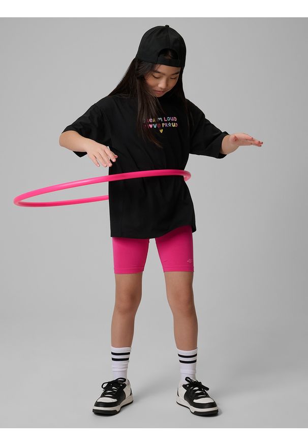 4f - 4F T-shirt loose z nadrukiem dziewczęcy - czarny 158/164 (12-14 lat). Okazja: na spacer, na co dzień, na uczelnię. Kolor: czarny. Materiał: dzianina, bawełna, skóra, materiał. Wzór: nadruk. Sezon: lato. Styl: casual