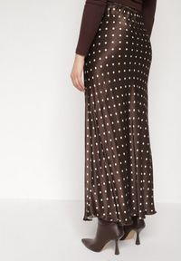 Born2be - Brązowa Wiskozowa Spódnica Satynowa w Kropki o Rozkloszowanym Kroju Fedrana. Okazja: na co dzień. Kolor: brązowy. Materiał: wiskoza, satyna. Wzór: kropki. Styl: casual, elegancki, klasyczny #5
