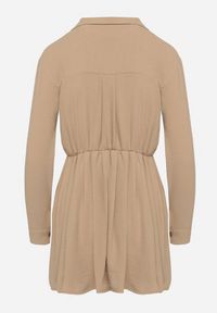 Born2be - Ciemnobeżowa Asymetryczna Sukienka o Koszulowym Kroju z Gumką w Talii Elodina. Kolor: beżowy. Długość rękawa: długi rękaw. Typ sukienki: asymetryczne, koszulowe. Styl: sportowy, elegancki #2