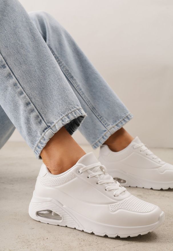 Born2be - Białe Sneakersy na Grubej Podesziwe Ozdobione Przezroczystą Wstawką Riosanna. Okazja: na co dzień, na spacer. Kolor: biały. Materiał: jeans. Wzór: aplikacja. Sport: turystyka piesza