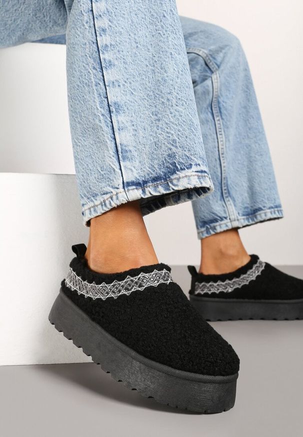 Born2be - Czarne Śniegowce na Grubej Podeszwie Ozdobione Haftem Zinnalora. Okazja: na co dzień. Kolor: czarny. Materiał: wełna, jeans. Wzór: aplikacja, haft. Sezon: zima. Styl: casual, elegancki