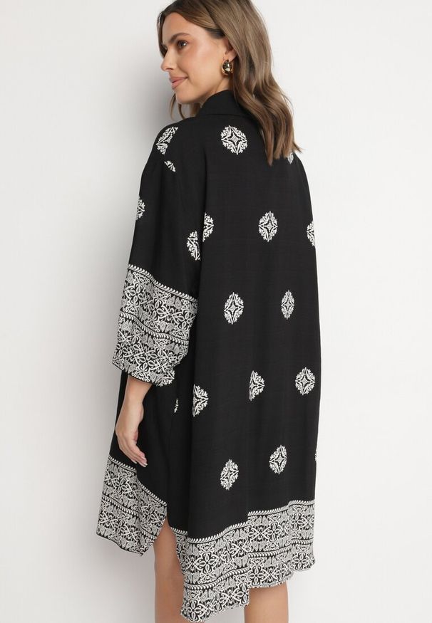 Born2be - Czarna Wiskozowa Sukienka Ozdobiona Geometrycznym Wzorem Nalanessa. Okazja: na co dzień. Kolor: czarny. Materiał: wiskoza. Wzór: aplikacja, geometria. Styl: casual, elegancki, klasyczny. Długość: mini