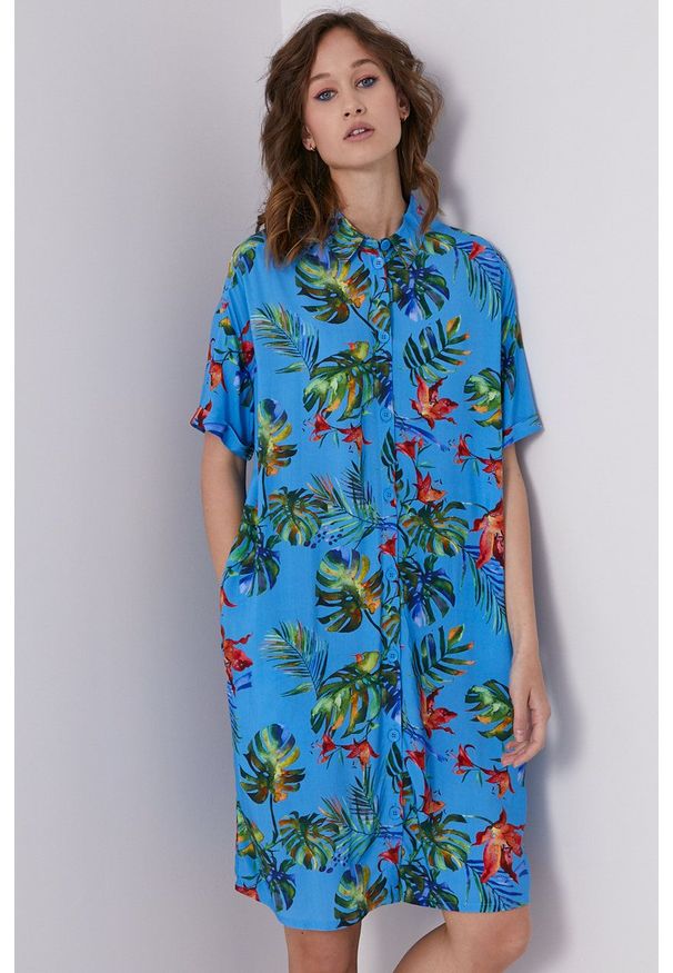 medicine - Medicine - Sukienka Tropical Chaos. Okazja: na co dzień. Kolor: niebieski. Materiał: tkanina. Długość rękawa: krótki rękaw. Typ sukienki: proste. Styl: casual