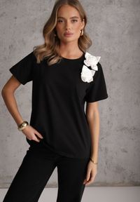 Renee - Czarno-Biały Bawełniany T-shirt o Klasycznym Kroju z Kwiatowymi Aplikacjami 3D Morgane. Okazja: na co dzień. Kolor: czarny. Materiał: bawełna. Wzór: aplikacja, kwiaty. Sezon: lato. Styl: klasyczny #2