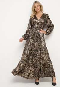 Born2be - Czarno-Złota Rozkloszowana Sukienka w Panterkę z Falbanami i Gumką w Talii Tinnetra. Okazja: na co dzień. Typ kołnierza: dekolt w kształcie V. Kolor: czarny. Materiał: skóra. Wzór: motyw zwierzęcy. Styl: casual, elegancki #1