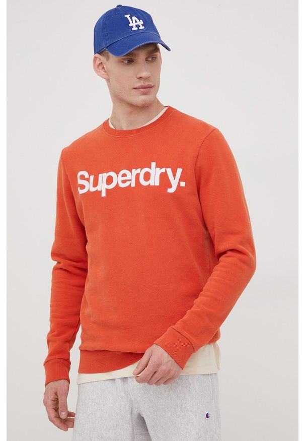 Superdry bluza męska kolor pomarańczowy z aplikacją. Kolor: pomarańczowy. Wzór: aplikacja