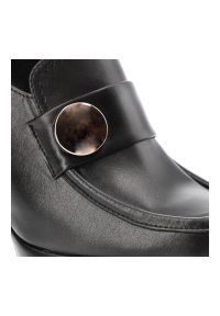 Czarne Półbuty CheBello Wygodne Skórzane Buty. Okazja: na randkę, na spotkanie biznesowe. Zapięcie: klamry. Kolor: czarny. Materiał: skóra. Obcas: na obcasie. Styl: klasyczny, elegancki, biznesowy. Wysokość obcasa: niski #4