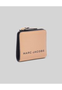 THE MARC JACOBS - Brązowy portfel Bold Mini Compact. Kolor: brązowy #4