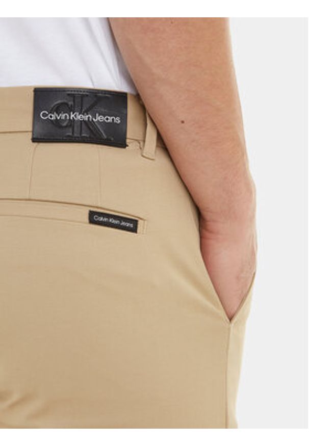 Calvin Klein Jeans Chinosy J30J317669 Beżowy Slim Fit. Kolor: beżowy. Materiał: bawełna